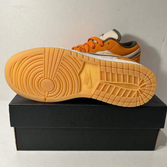 Jordan 1 Low Light Curry - Picture 5 of 5